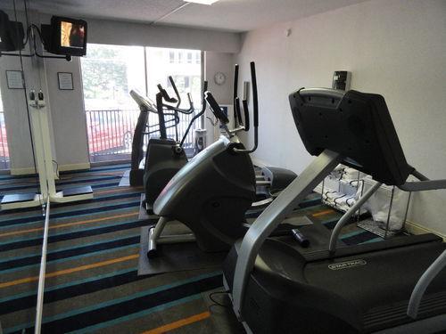 Doubletree By Hilton Hotel Raleigh - Brownstone - University 设施 照片